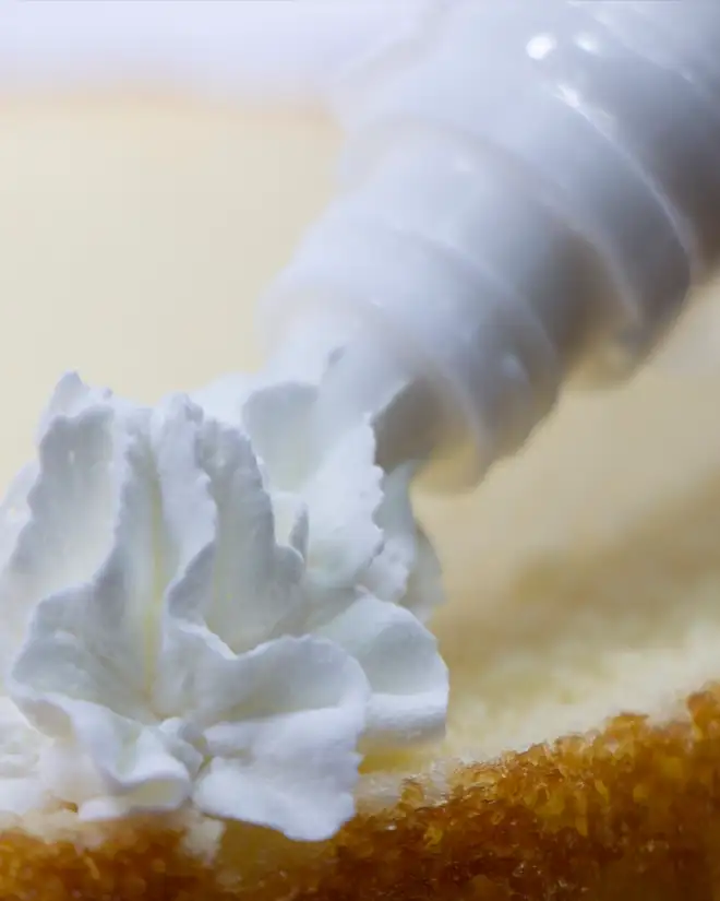 写真：生クリームを絞る工程