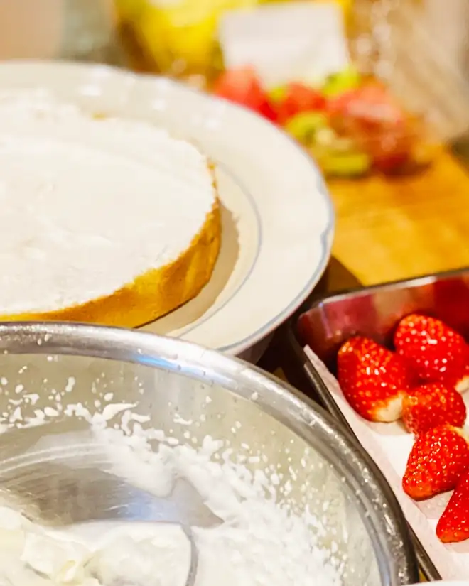 写真：ケーキを飾りつける工程