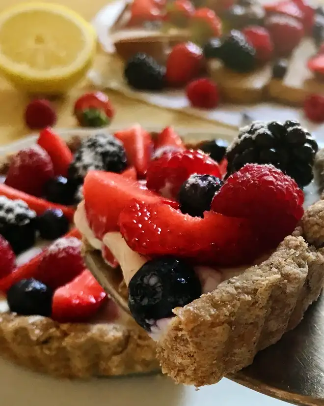 写真：タルトケーキを切り分け
